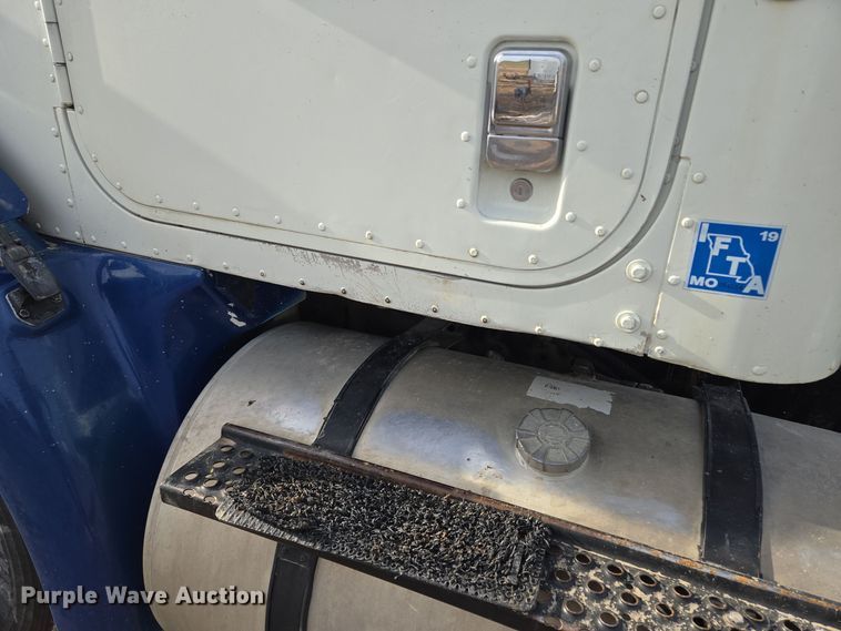 image for item EQ3946 2002 International  9200i  semi truck