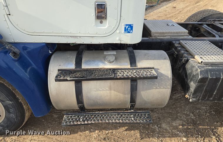 image for item EQ3946 2002 International  9200i  semi truck