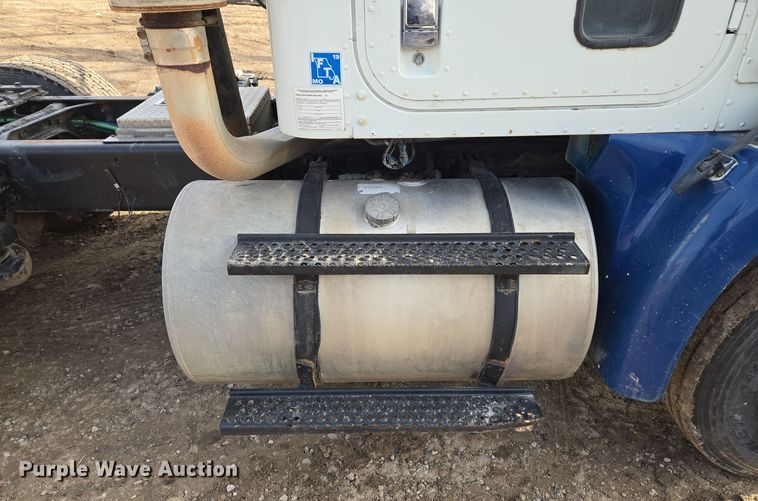 image for item EQ3946 2002 International  9200i  semi truck