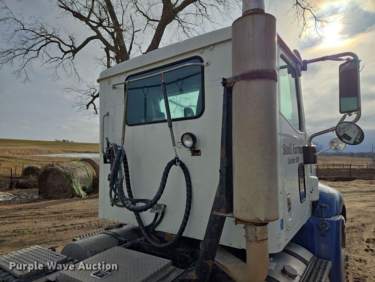 image for item EQ3946 2002 International  9200i  semi truck