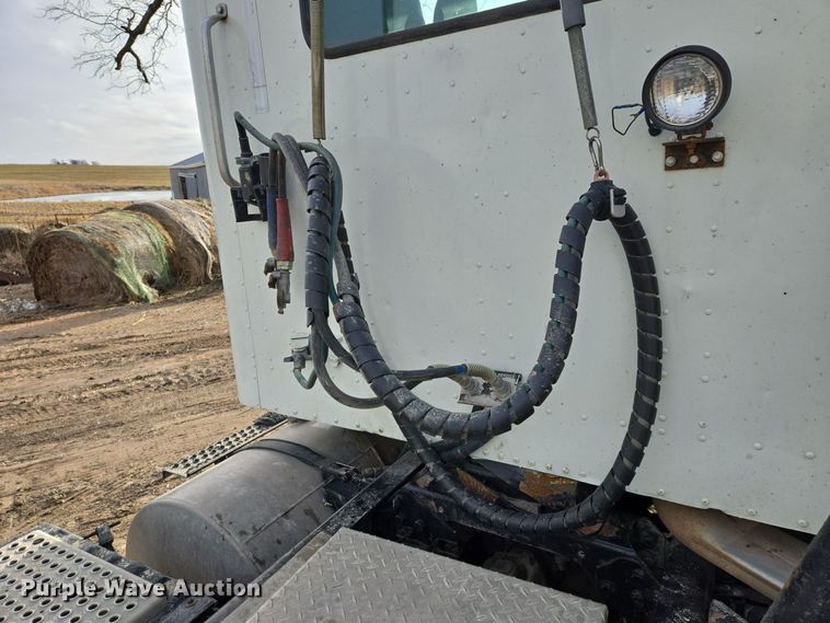 image for item EQ3946 2002 International  9200i  semi truck