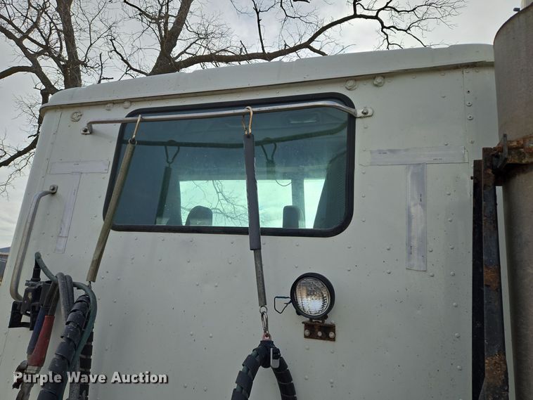 image for item EQ3946 2002 International  9200i  semi truck