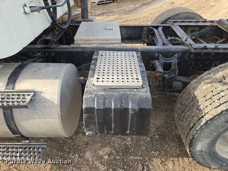 image for item EQ3946 2002 International  9200i  semi truck