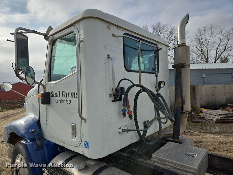 image for item EQ3946 2002 International  9200i  semi truck