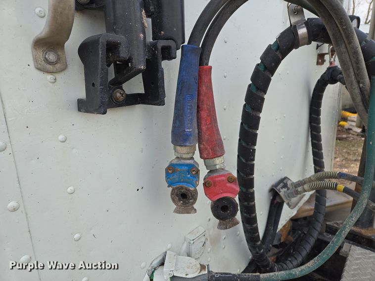 image for item EQ3946 2002 International  9200i  semi truck