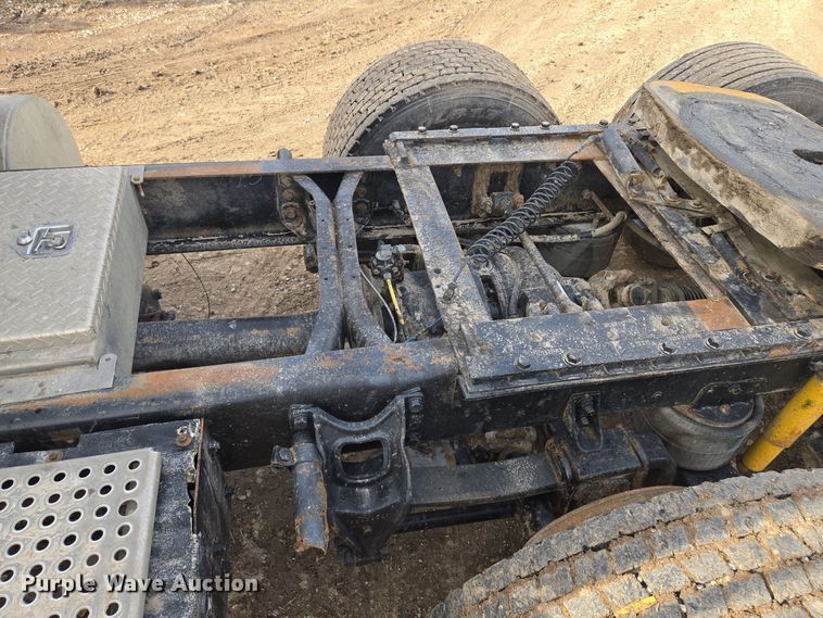 image for item EQ3946 2002 International  9200i  semi truck