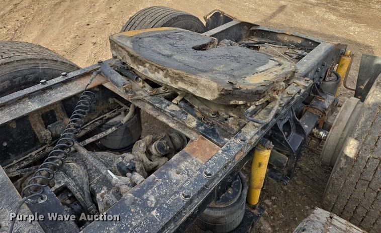 image for item EQ3946 2002 International  9200i  semi truck