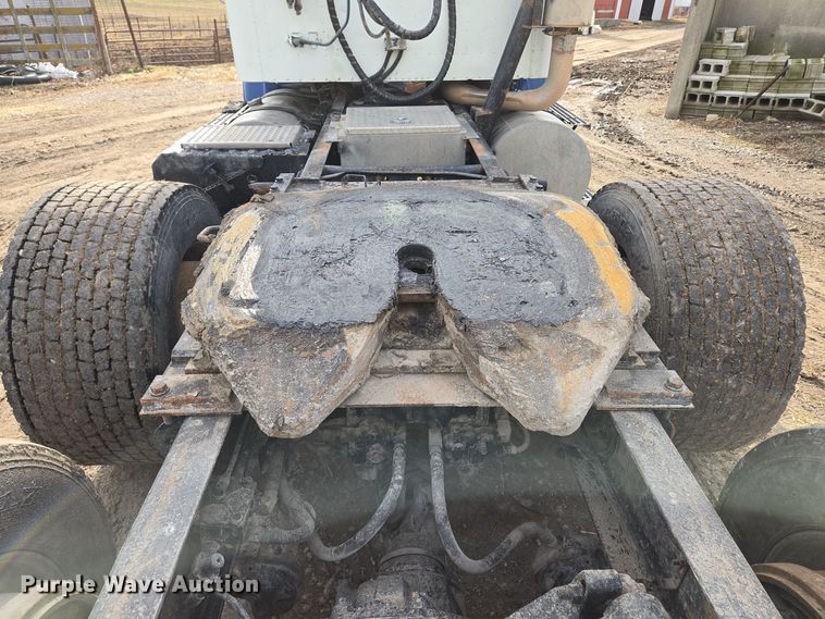 image for item EQ3946 2002 International  9200i  semi truck