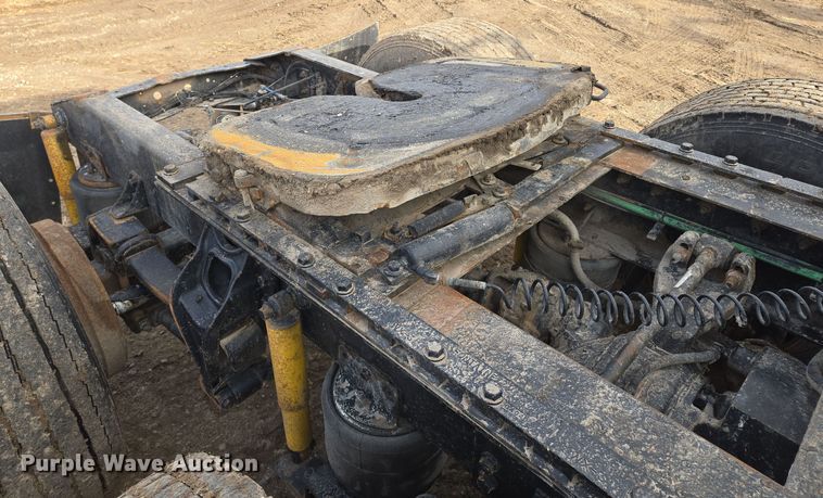 image for item EQ3946 2002 International  9200i  semi truck