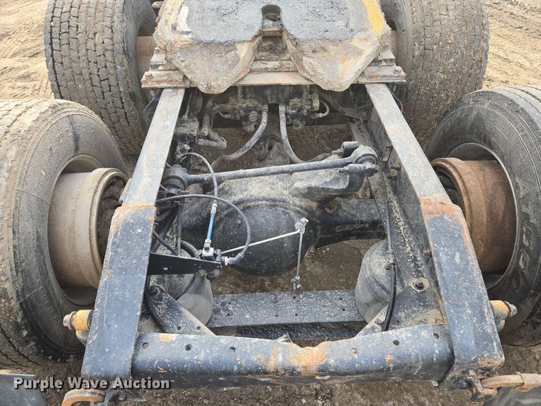 image for item EQ3946 2002 International  9200i  semi truck