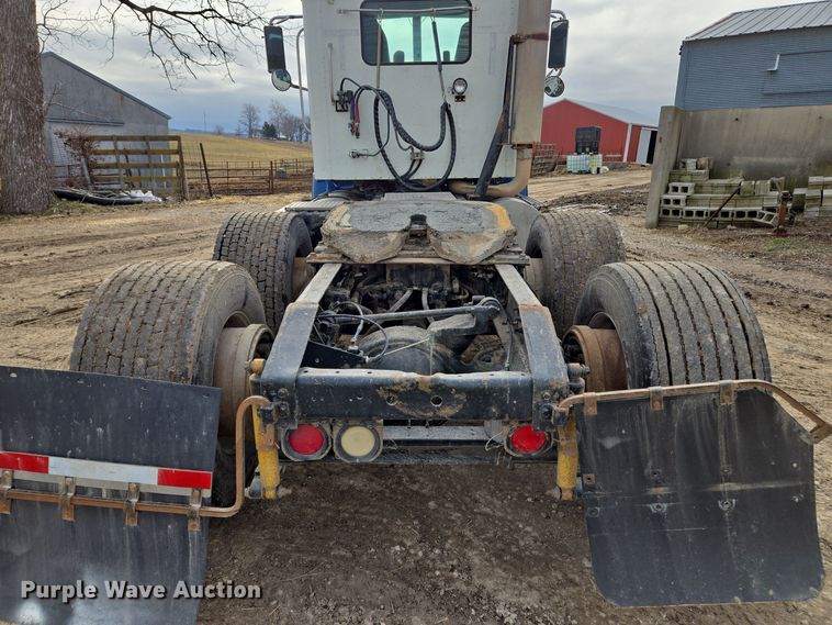 image for item EQ3946 2002 International  9200i  semi truck