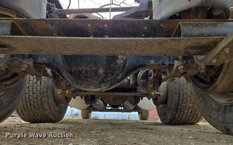 image for item EQ3946 2002 International  9200i  semi truck