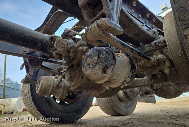 image for item EQ3946 2002 International  9200i  semi truck