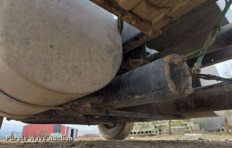 image for item EQ3946 2002 International  9200i  semi truck