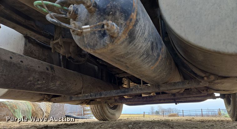 image for item EQ3946 2002 International  9200i  semi truck