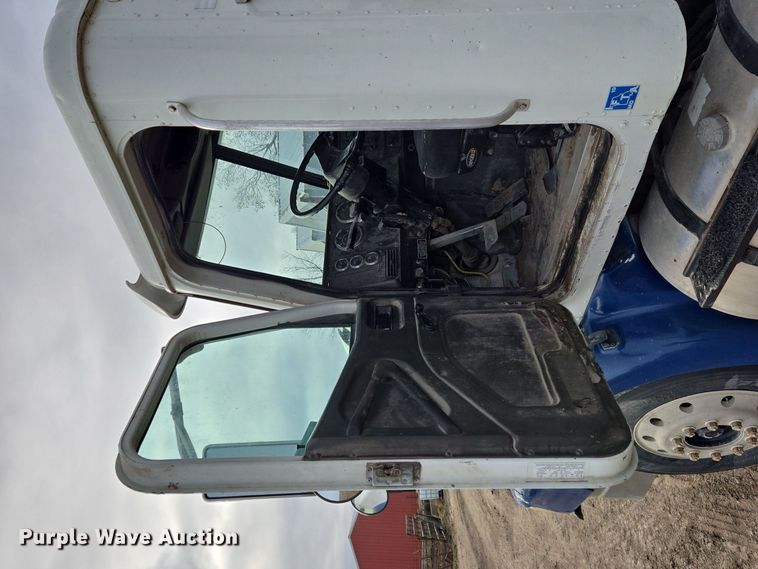 image for item EQ3946 2002 International  9200i  semi truck