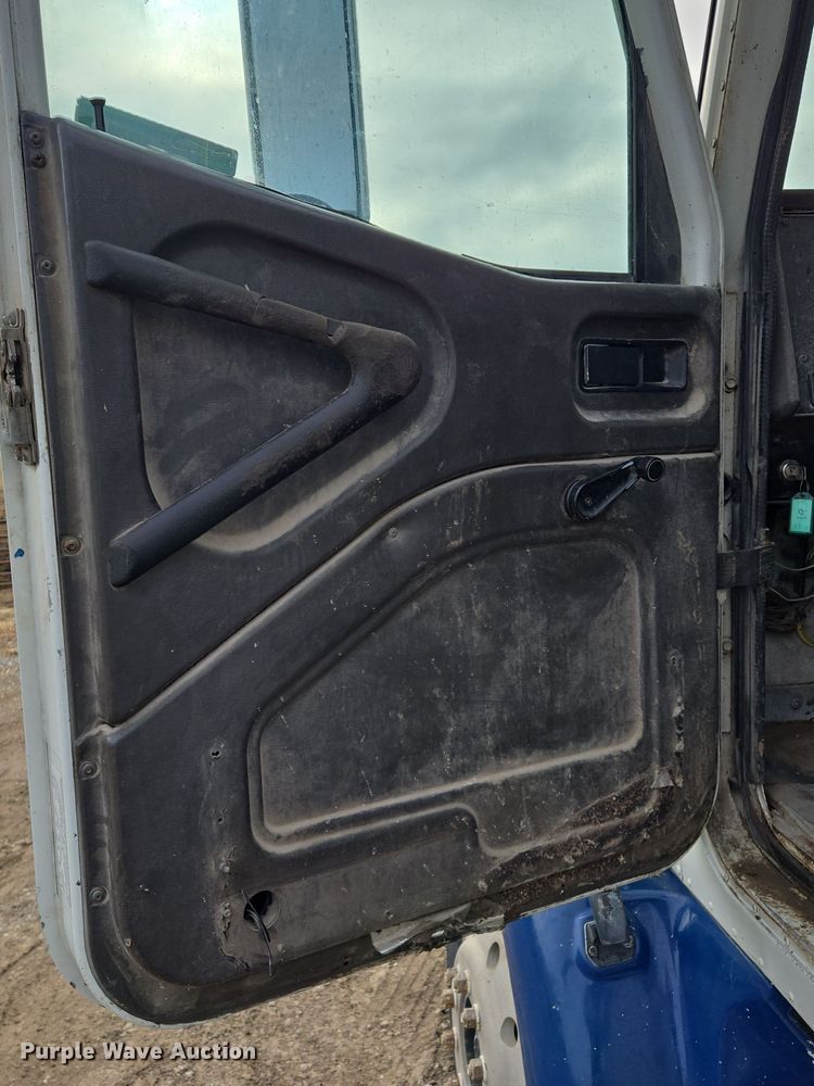 image for item EQ3946 2002 International  9200i  semi truck