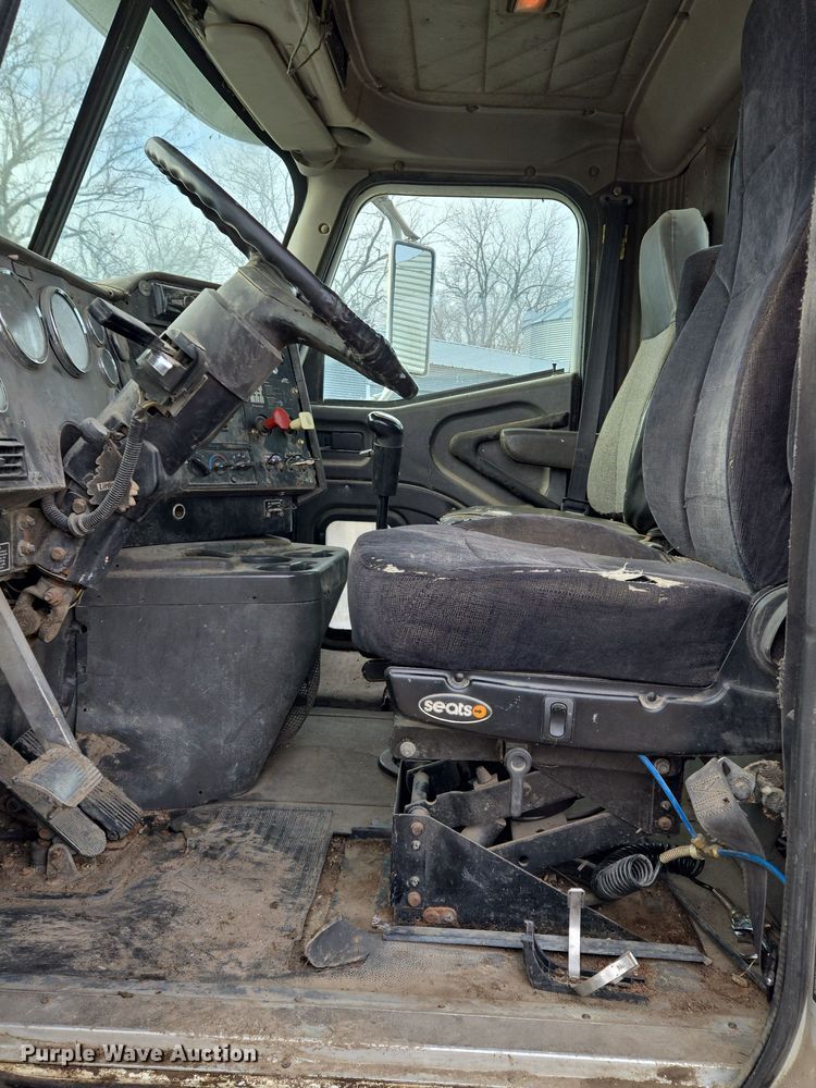 image for item EQ3946 2002 International  9200i  semi truck