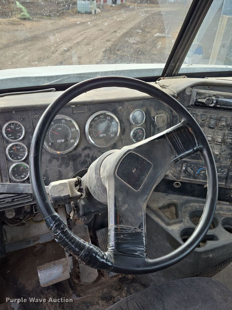 image for item EQ3946 2002 International  9200i  semi truck