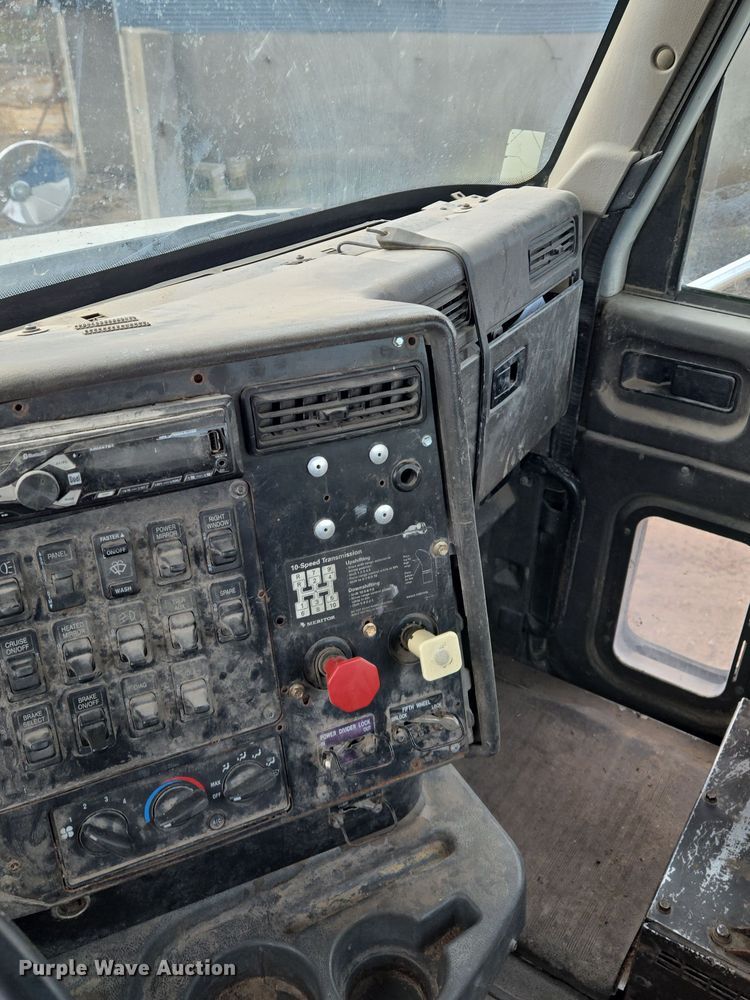 image for item EQ3946 2002 International  9200i  semi truck