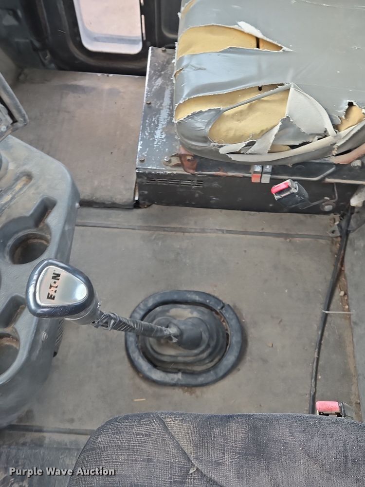 image for item EQ3946 2002 International  9200i  semi truck