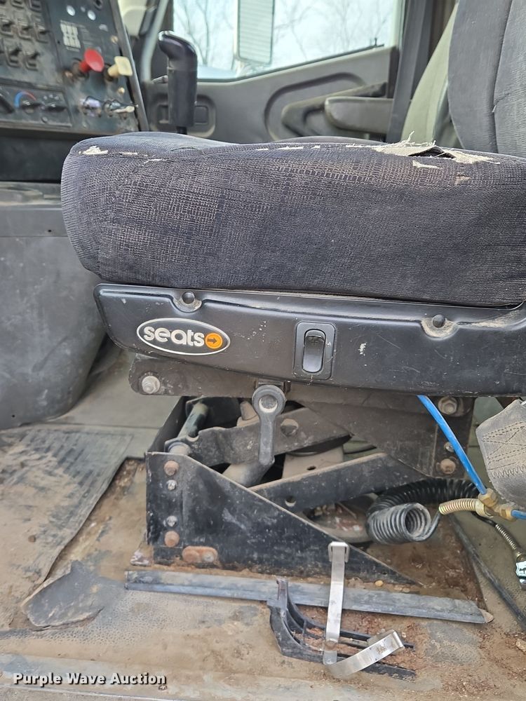 image for item EQ3946 2002 International  9200i  semi truck