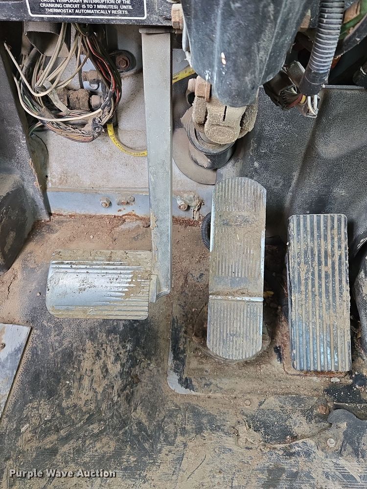 image for item EQ3946 2002 International  9200i  semi truck