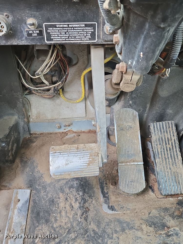 image for item EQ3946 2002 International  9200i  semi truck