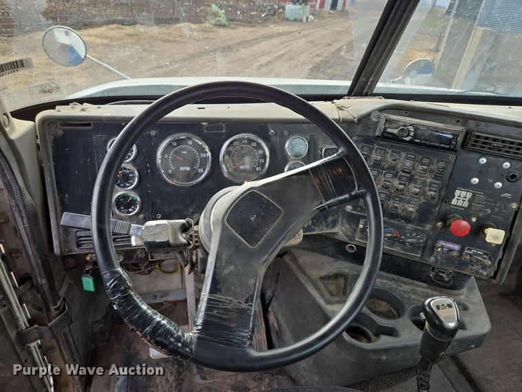 image for item EQ3946 2002 International  9200i  semi truck