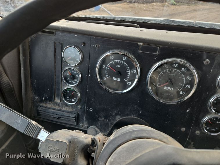 image for item EQ3946 2002 International  9200i  semi truck