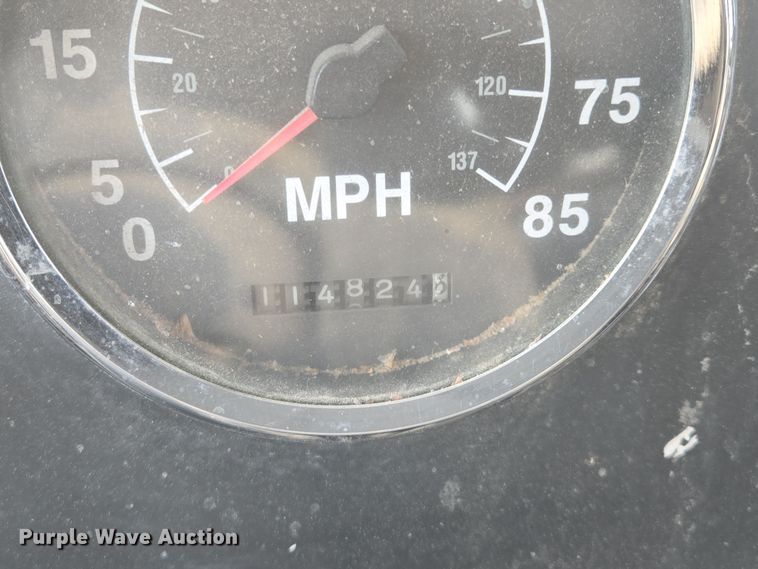 image for item EQ3946 2002 International  9200i  semi truck