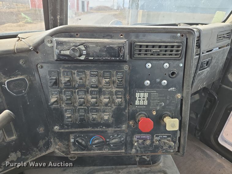 image for item EQ3946 2002 International  9200i  semi truck