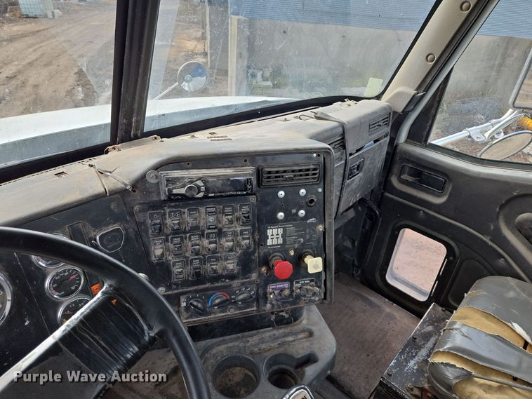 image for item EQ3946 2002 International  9200i  semi truck