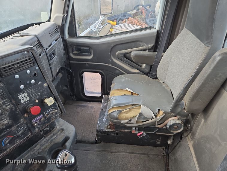 image for item EQ3946 2002 International  9200i  semi truck