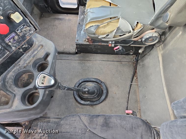 image for item EQ3946 2002 International  9200i  semi truck