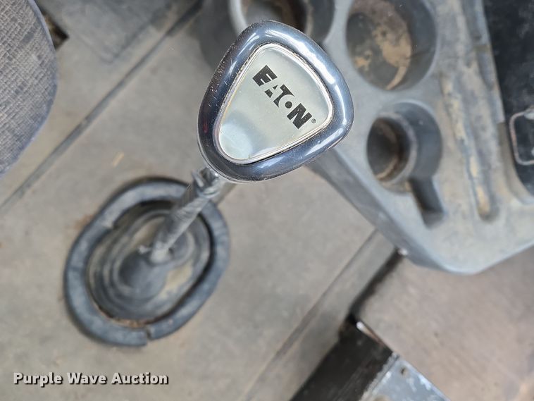 image for item EQ3946 2002 International  9200i  semi truck