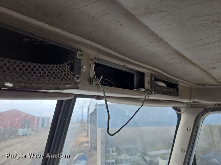 image for item EQ3946 2002 International  9200i  semi truck