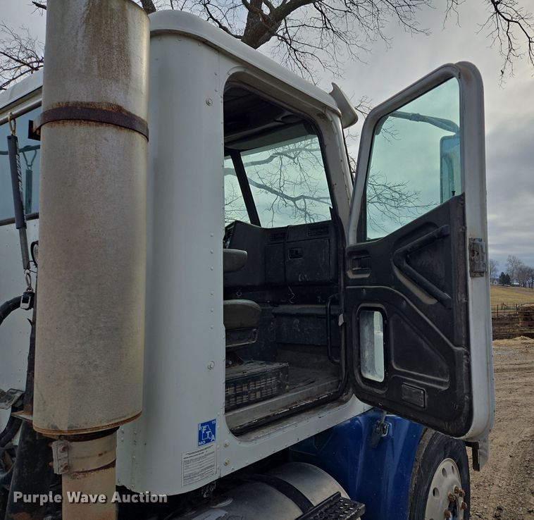 image for item EQ3946 2002 International  9200i  semi truck