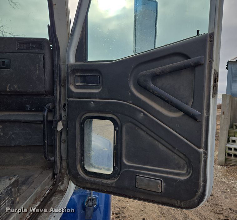 image for item EQ3946 2002 International  9200i  semi truck