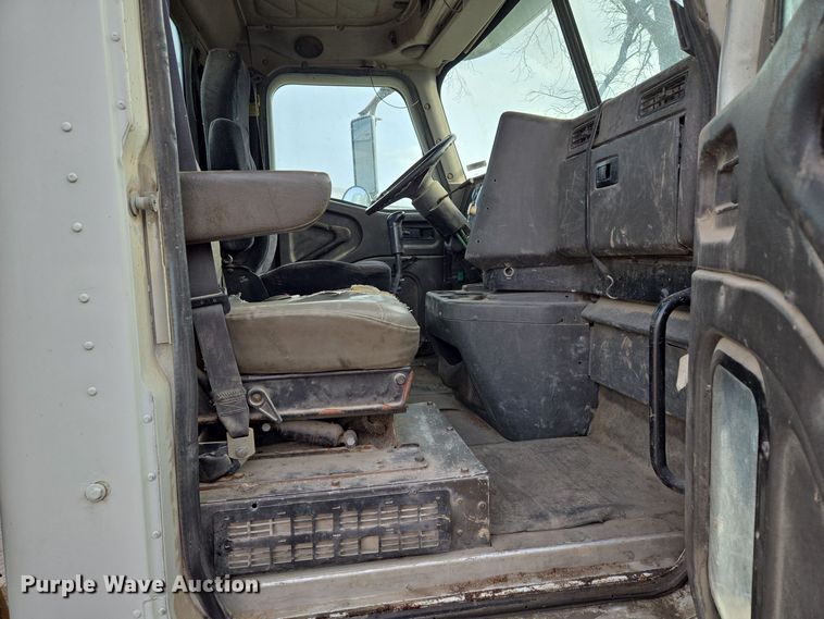 image for item EQ3946 2002 International  9200i  semi truck