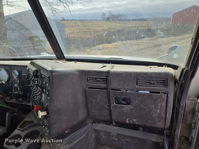 image for item EQ3946 2002 International  9200i  semi truck