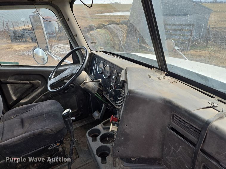 image for item EQ3946 2002 International  9200i  semi truck