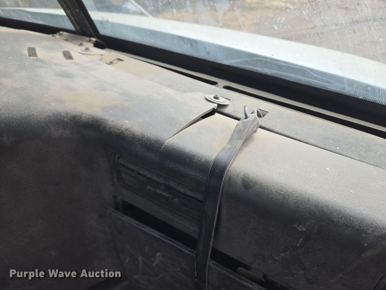 image for item EQ3946 2002 International  9200i  semi truck