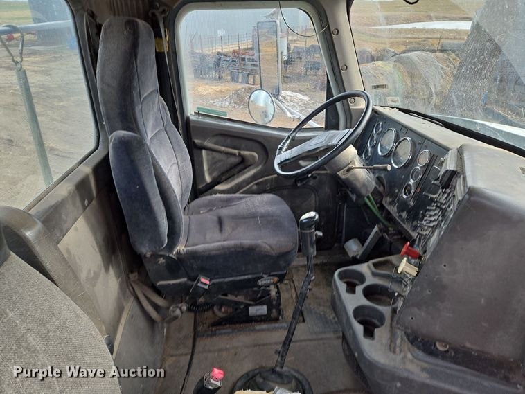 image for item EQ3946 2002 International  9200i  semi truck