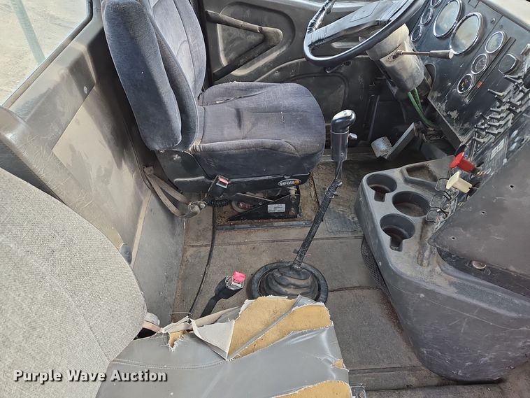 image for item EQ3946 2002 International  9200i  semi truck