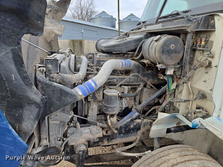 image for item EQ3946 2002 International  9200i  semi truck