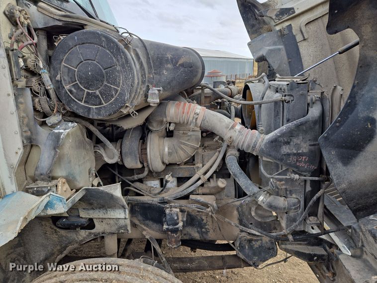 image for item EQ3946 2002 International  9200i  semi truck