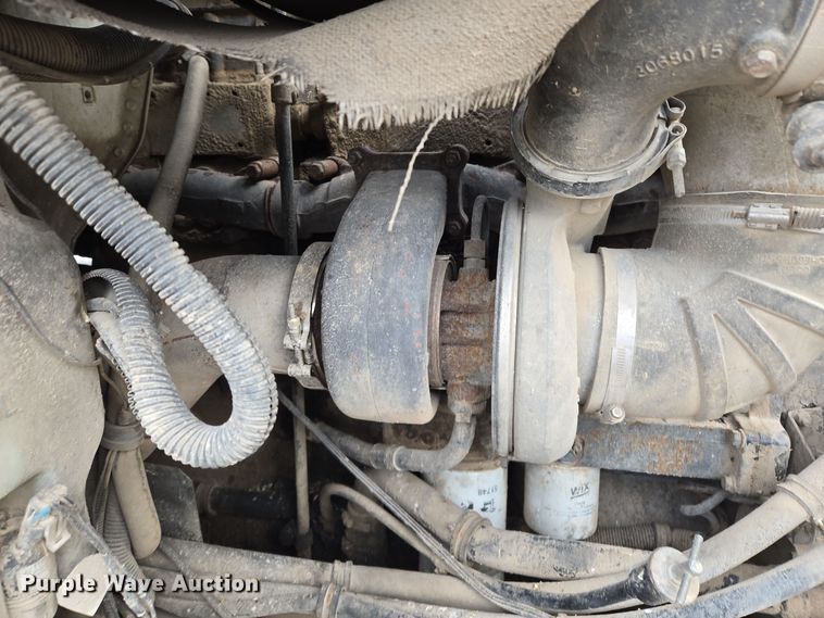 image for item EQ3946 2002 International  9200i  semi truck