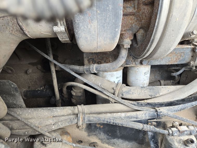 image for item EQ3946 2002 International  9200i  semi truck