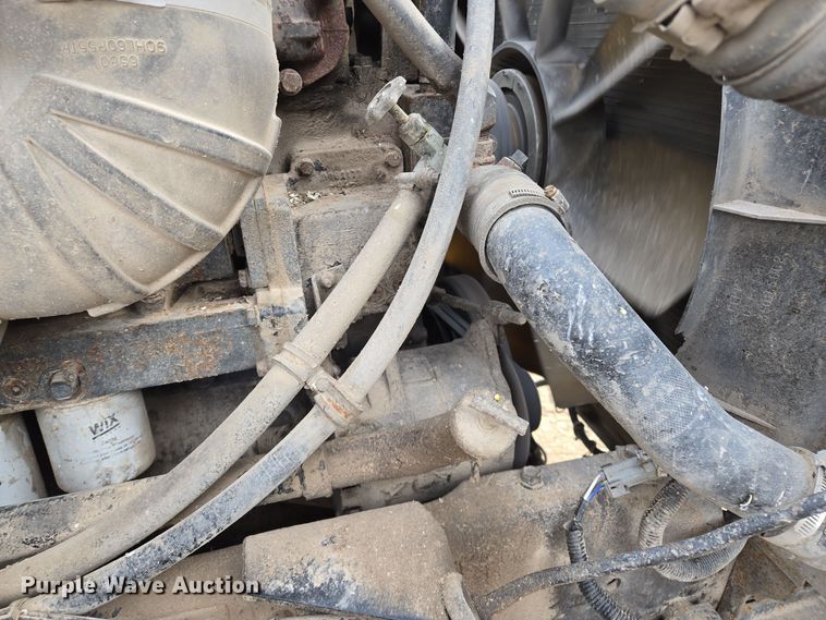 image for item EQ3946 2002 International  9200i  semi truck